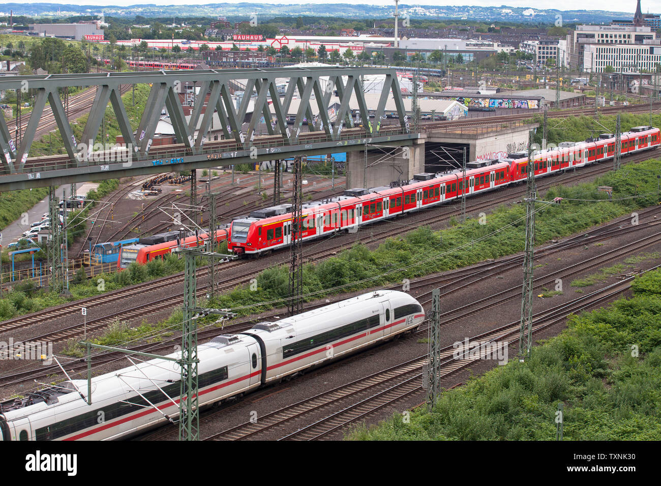 Treno ad alta velocità ICE e treno locale Regionalbahn in contrada Deutz, Colonia, Germania. Hochgeschwindigkeitszug ICE und im Regionallbahn Stad Foto Stock