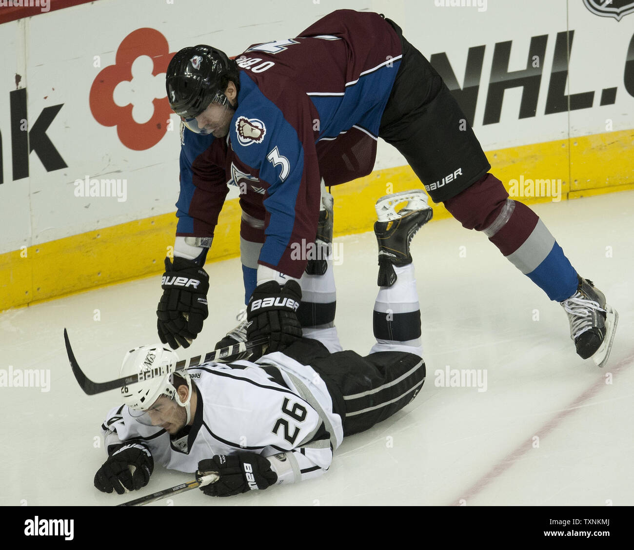 Colorado Avalanche defenceman Ryan O'Byrne bussa Los Angeles Kings defenceman voynov slava per il ghiaccio durante il primo periodo presso il Pepsi Center on gennaio 22, 2013 a Denver. UPI/Gary Caskey C. Foto Stock