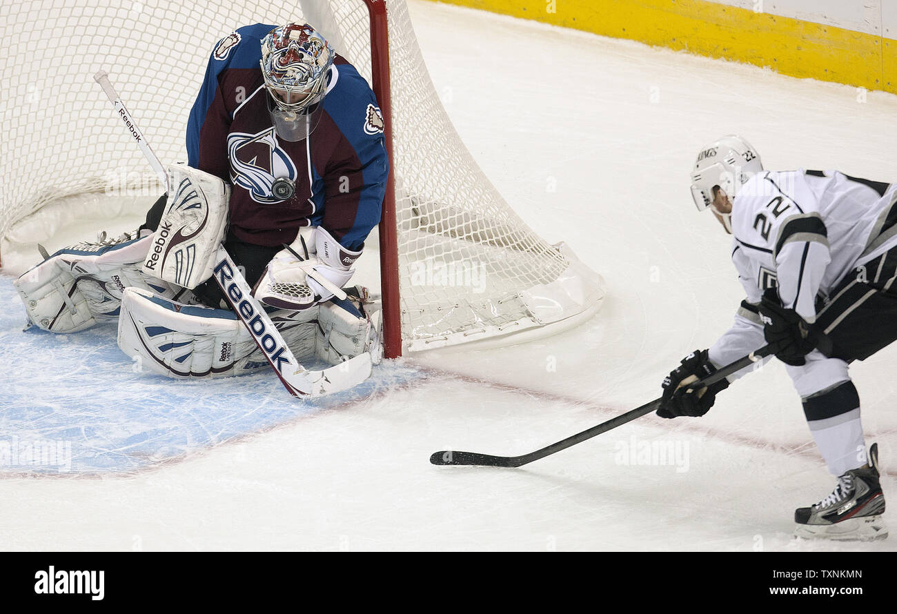 Colorado Avalanche goalie Semyon varlamov si ferma un colpo da Los Angeles Kings center Trevor Lewis (22) durante il primo periodo presso il Pepsi Center on gennaio 22, 2013 a Denver. UPI/Gary Caskey C. Foto Stock