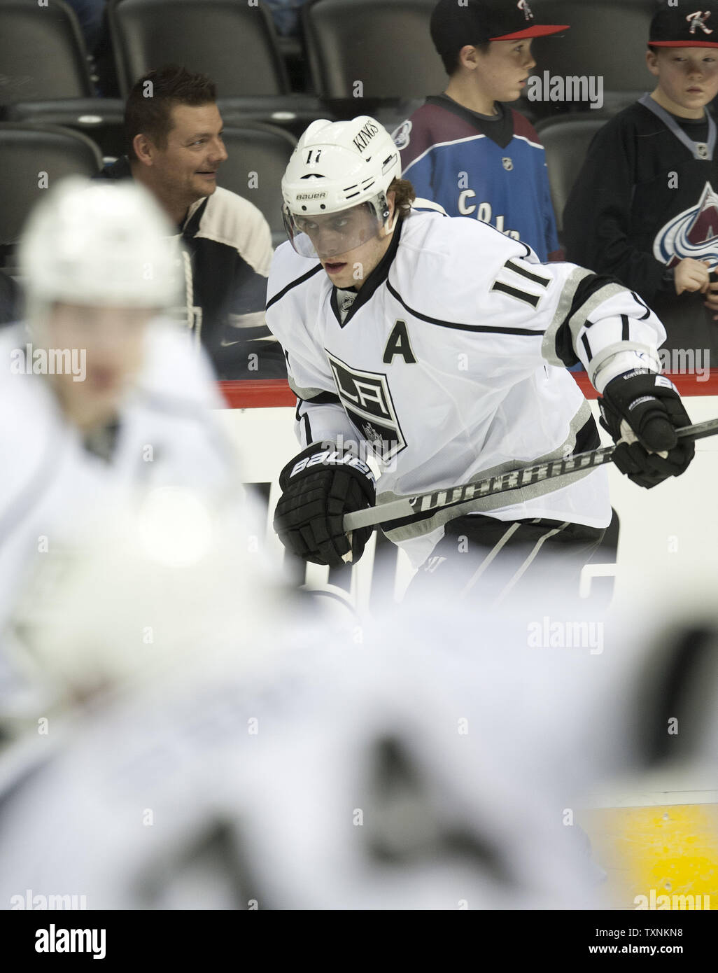 Los Angeles Kings center Anze Kopitar si riscalda durante la prima della riproduzione del Colorado Avalanche presso il Pepsi Center on gennaio 22, 2013 a Denver. UPI/Gary Caskey C. Foto Stock