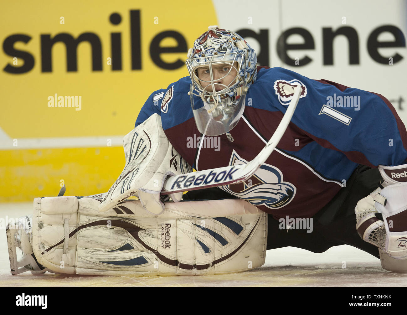 Colorado Avalanche goalie Semyon Varlamov si estende prima di avviare contro il difendere la Stanley Cup champions re de Los Angeles presso il Pepsi Center on gennaio 22, 2013 a Denver. UPI/Gary Caskey C. Foto Stock