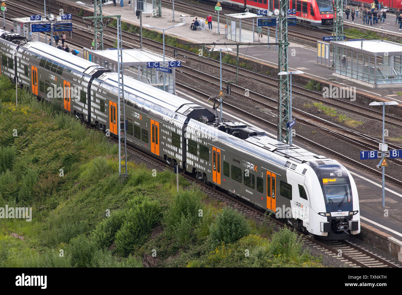 La National Express treno nel quartiere città Deutz, Colonia, Germania. La National Express im Stadtteil Deutz, Koeln, Deutschland. Foto Stock