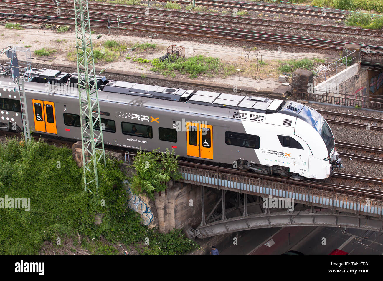 La National Express treno nel quartiere città Deutz, Colonia, Germania. La National Express im Stadtteil Deutz, Koeln, Deutschland. Foto Stock