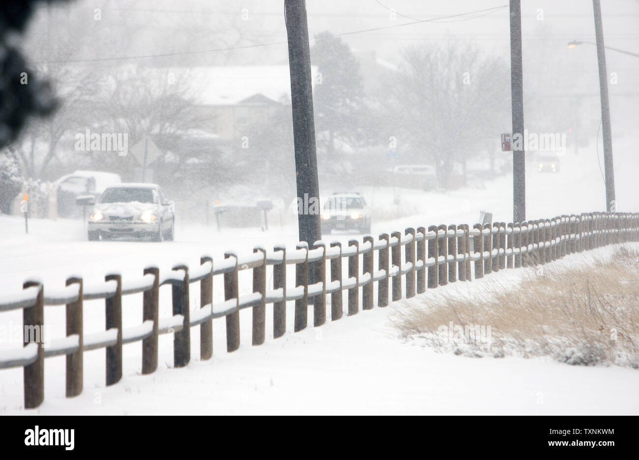 La mattina presto i conducenti a trovare le strade coperte di neve e ghiaccio durante una tempesta di neve a Denver il 24 febbraio 2013. Forecasters indicano la tempesta lascerà quasi un piede di neve. UPI/Gary Caskey C. Foto Stock