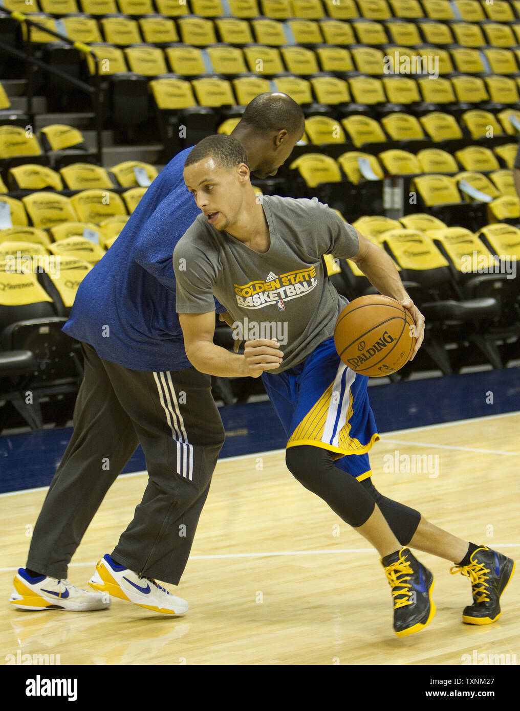 Golden State guard Stephen Curry si riscalda prima del primo round playoff Gioco Uno contro il Denver Nuggets a Denver il 20 aprile 2013. Curry porta un 22,9 punti per il gioco in media i playoff. UPI/Gary Caskey C. Foto Stock