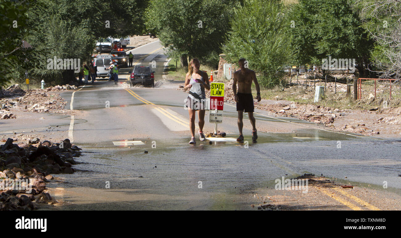 Guide passo attraverso ancora dell'acqua che scorre sul Linden Street durante le conseguenze delle inondazioni in seguito epic di temporali a Boulder, Colorado Il 17 settembre 2013. Uno dei decessi si sono verificati in Linden Street. Il Colorado inondazioni hanno rivendicato la vita di otto persone con le inondazioni di continuare nel NE parte dello stato. UPI/Gary Caskey C. Foto Stock