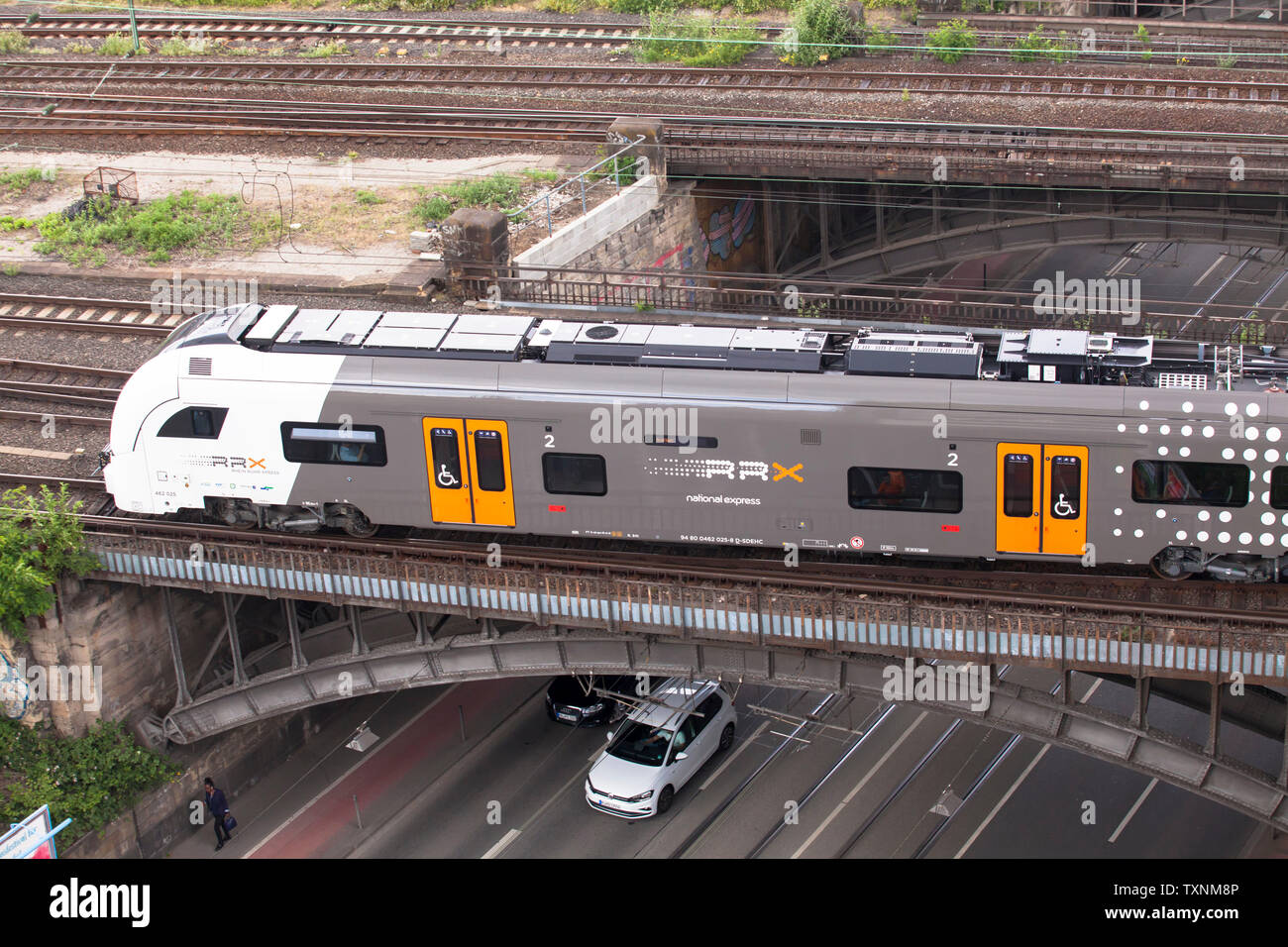 La National Express treno nel quartiere città Deutz, Colonia, Germania. La National Express im Stadtteil Deutz, Koeln, Deutschland. Foto Stock