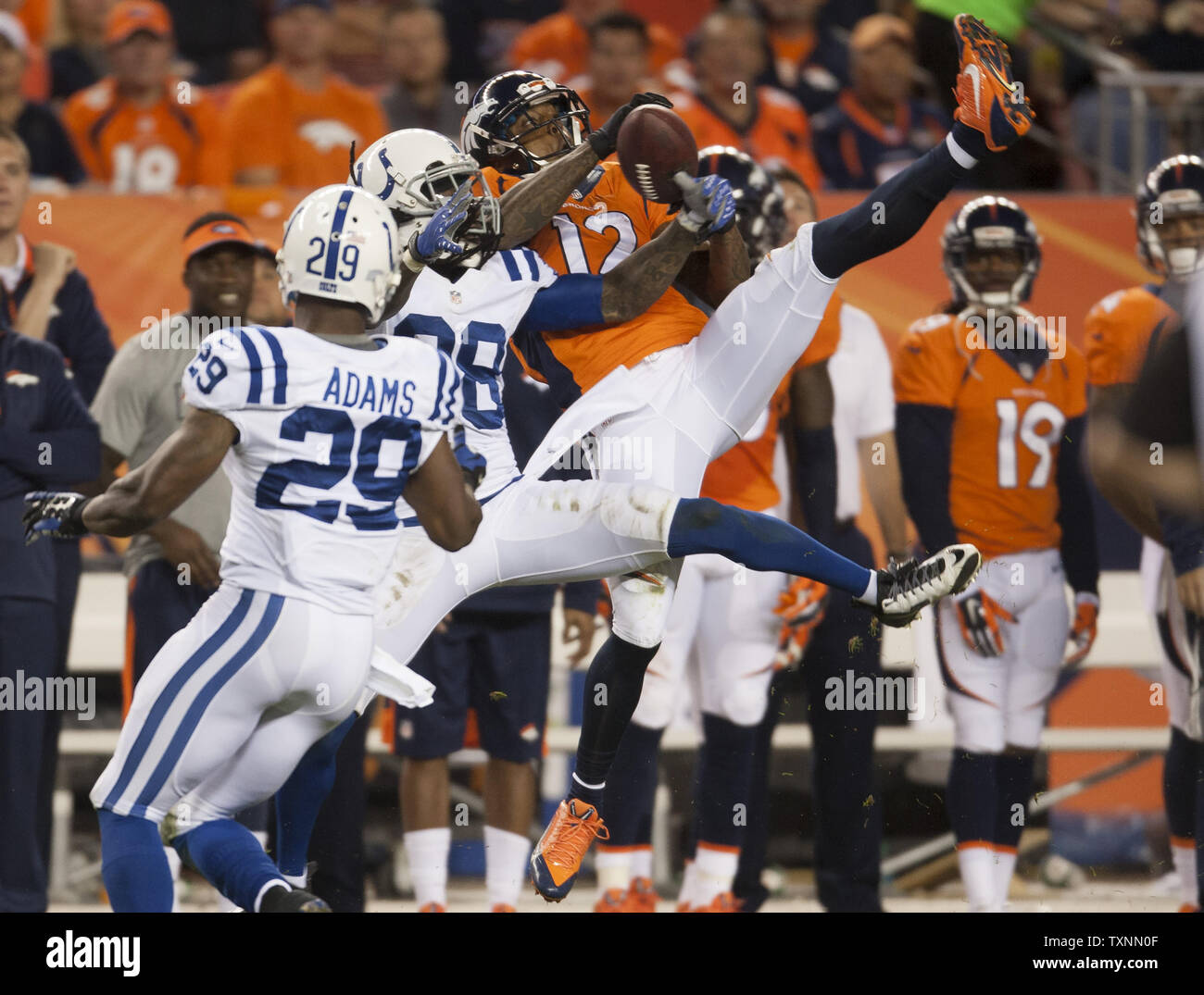 Indianapolis Colts safety Mike Adams e cornerback Greg Toler (28) rompere un pass destinati a Denver Broncos wide receiver Andre Caldwell durante la seconda metà a autorità sportive Field at Mile High il 7 settembre 2014 a Denver. Denver tenuto spento Indianapolis 31-24 vincente. UPI/Gary C. Caskey. Foto Stock