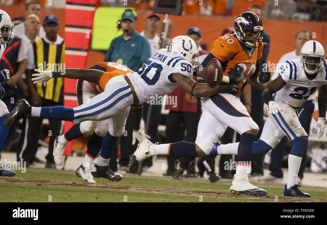 Indianapolis Colts linebacker Jerrell Freeman (50) strisce la palla lontano da Denver Broncos stretto fine Giulio Tommaso dopo un 10-cantiere passano nel quarto trimestre a autorità sportive Field at Mile High il 7 settembre 2014 a Denver. I Broncos wide receiver Andre Caldwell recuperato il fumble. Denver tenuto spento Indianapolis 31-24 vincente. UPI/Gary C. Caskey. Foto Stock