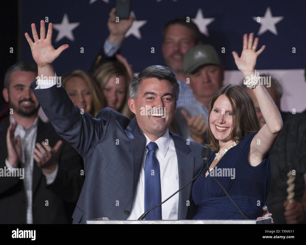 Il neo eletto U.S. Il senatore Cory Gardner e sua moglie onda per sostenitori presso la Colorado Partito Repubblicano Election Night party a Greenwood Village, Colorado il 4 novembre 2014. Il Sen. Gardner sconfitto incombe il senatore democratico Mark Udall. UPI/Gary Caskey C. Foto Stock