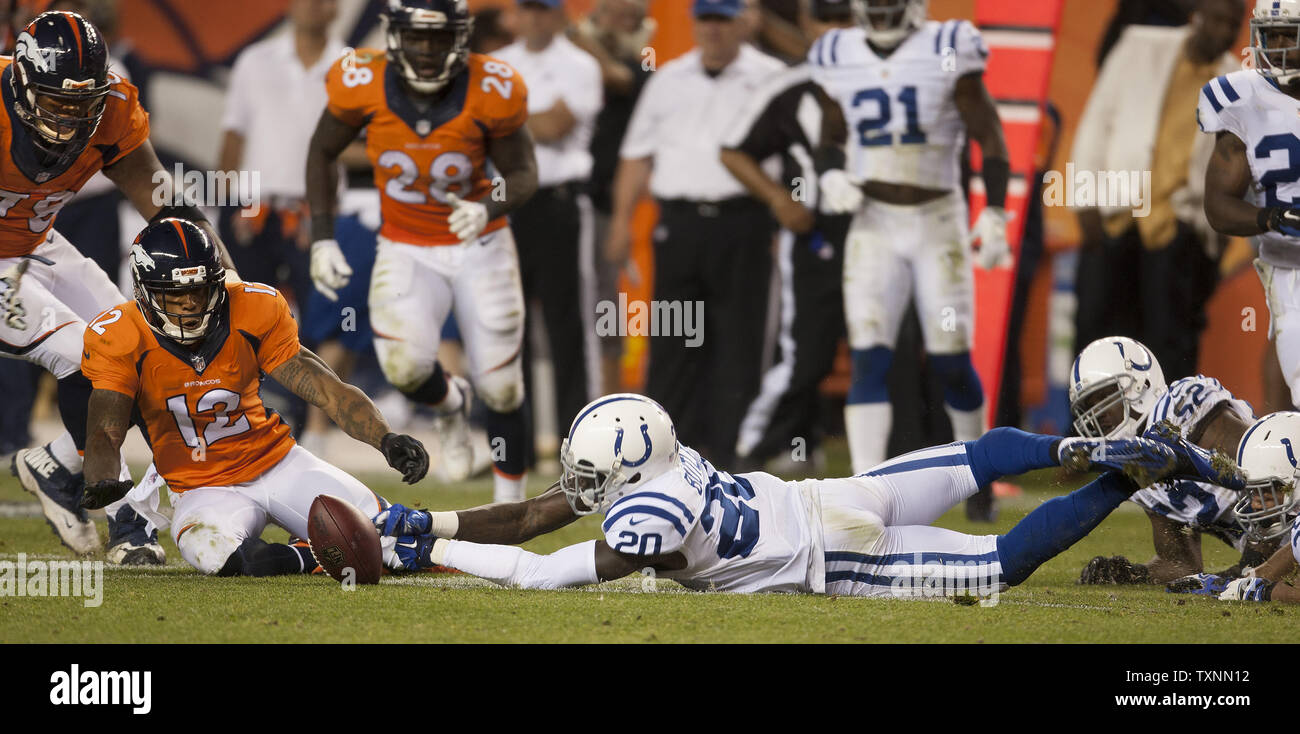 Denver Broncos wide receiver Andre Caldwell (12) recupera un fumble dal compagno di squadra Giulio Tommaso con Indianapolis Colts cornerback Dario Butler immersioni per la sfera allentati durante la seconda metà a autorità sportive Field at Mile High il 7 settembre 2014 a Denver. Denver tenuto spento Indianapolis 31-24 vincente. UPI/Gary C. Caskey. Foto Stock