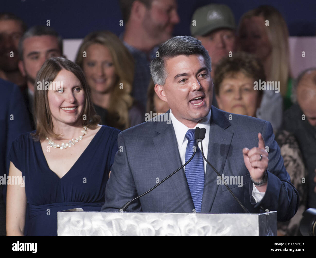 Il neo eletto il repubblicano U.S. Il Sen. Cory Gardner gesti durante il suo discorso vittoria presso la Colorado Partito Repubblicano Election Night party a Greenwood Village, Colorado il 4 novembre 2014. Il Sen. Gardner ha sconfitto il senatore democratico Mark Udall. UPI/Gary Caskey C. Foto Stock