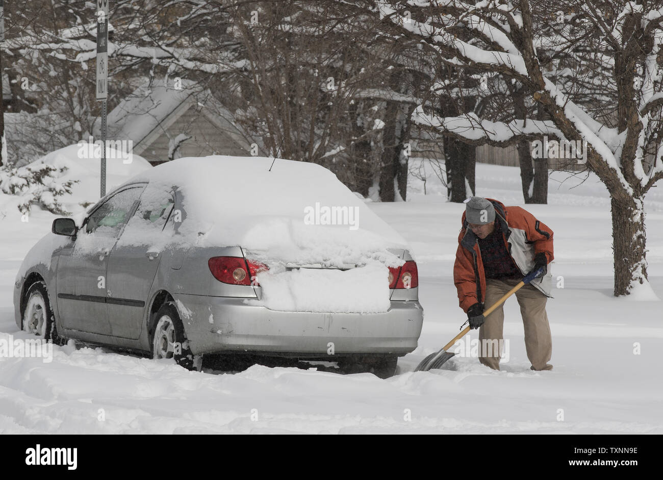 Questo automobilista ha dovuto cancellare la neve da circa la sua auto prima di rimuovere la neve sulla sommità della sua vettura durante una tempesta di neve che ha lasciato su un piede di neve a Denver il 2 febbraio 2016. Foto di Gary C. Caskey/UPI Foto Stock