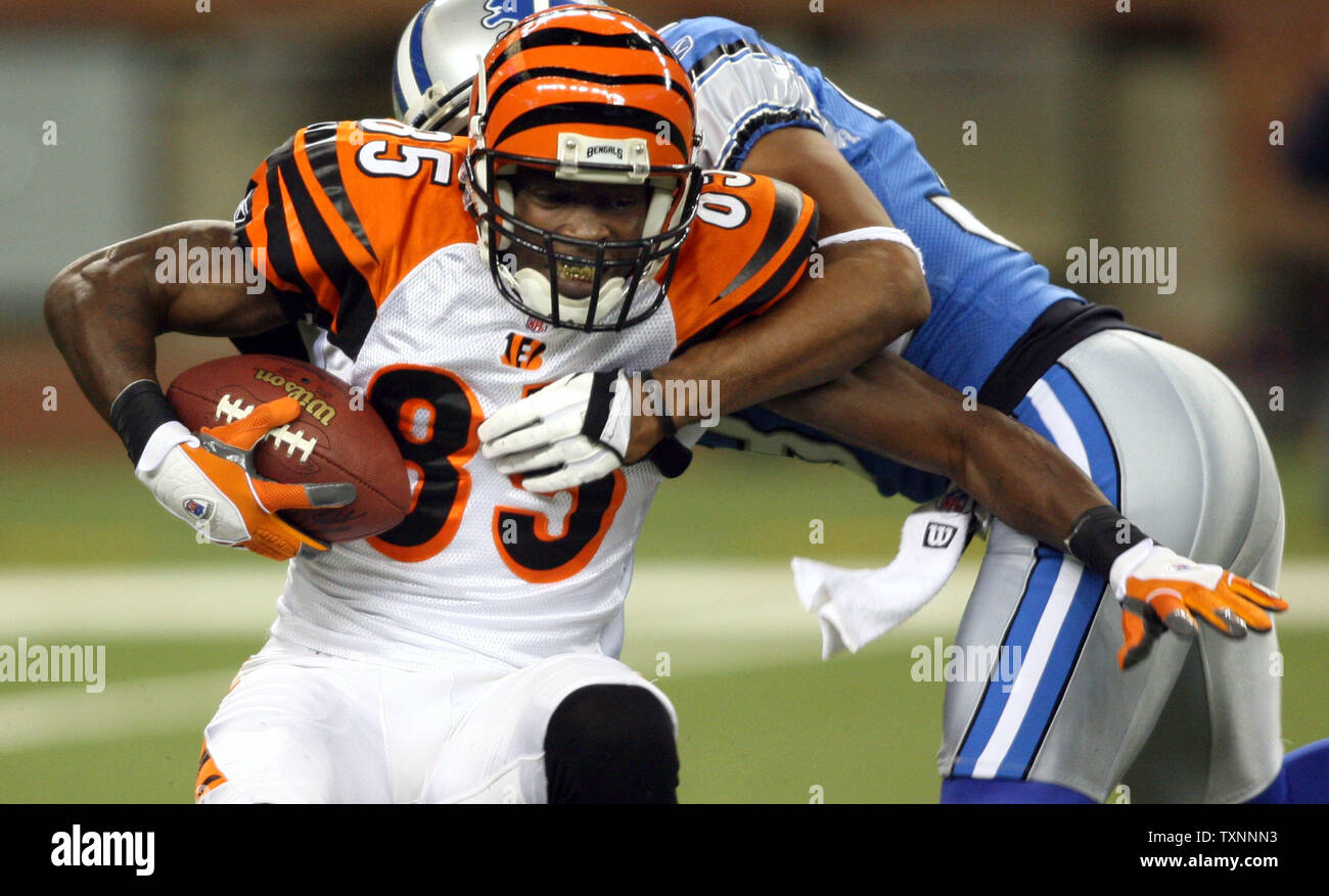 Cincinnati Bengals wide receiver Chad Johnson (85) viene affrontato da Detroit Lions cornerback Dre' Bly (32) nel primo trimestre del 18 dicembre 2005 al Ford Field di Detroit. Il Bengals ha sconfitto il Lions 41-17 e catturato il AFC Divisione Nord campionato. (UPI foto/Scott R. Galvin) Foto Stock