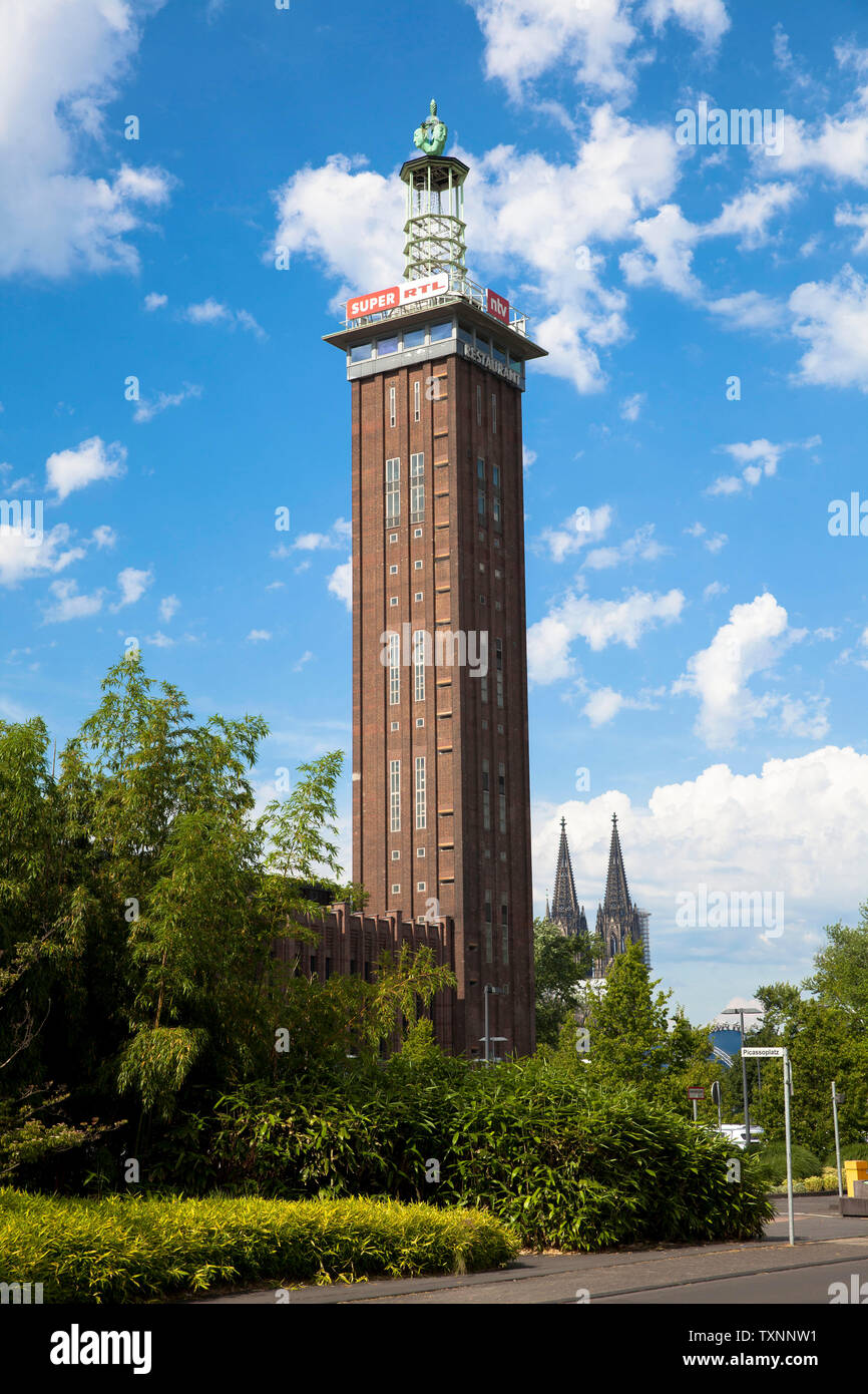 La vecchia torre dell'ex centro espositivo nel quartiere Deutz, sullo sfondo la cattedrale di Colonia, Germania. der alte Messeturm Stadtt im Foto Stock