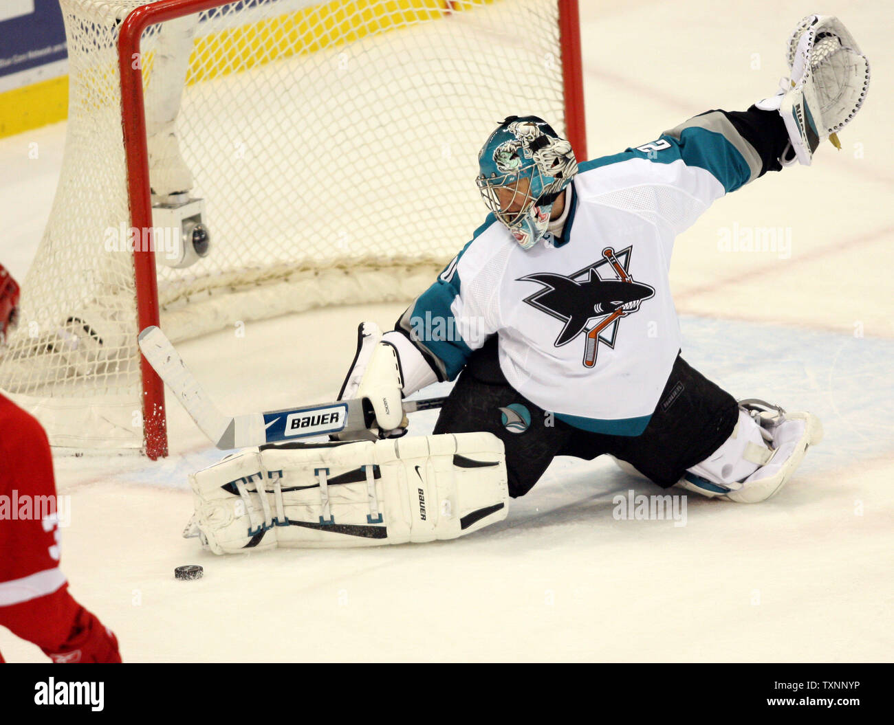 San Jose Sharks goalie Evgeni Nabokov fa risparmiare contro la Detroit Ala Rossa nel terzo periodo alla Joe Louis Arena di Detroit, Mi, 23 marzo 2006. Il Red Wings sconfitto gli squali 4-0. (UPI foto/Scott R. Galvin) Foto Stock