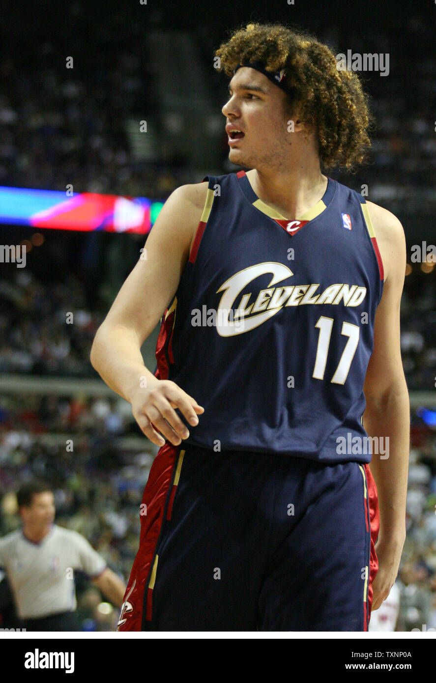 Cleveland Cavaliers center Anderson Varejao (17) reagisce dopo che viene espulso per una flagrante fallo nel secondo trimestre contro i pistoni di Detroit al Palace di Auburn Hills in Auburn Hills, Mi on April 12, 2006. (UPI foto/Scott R. Galvin) Foto Stock