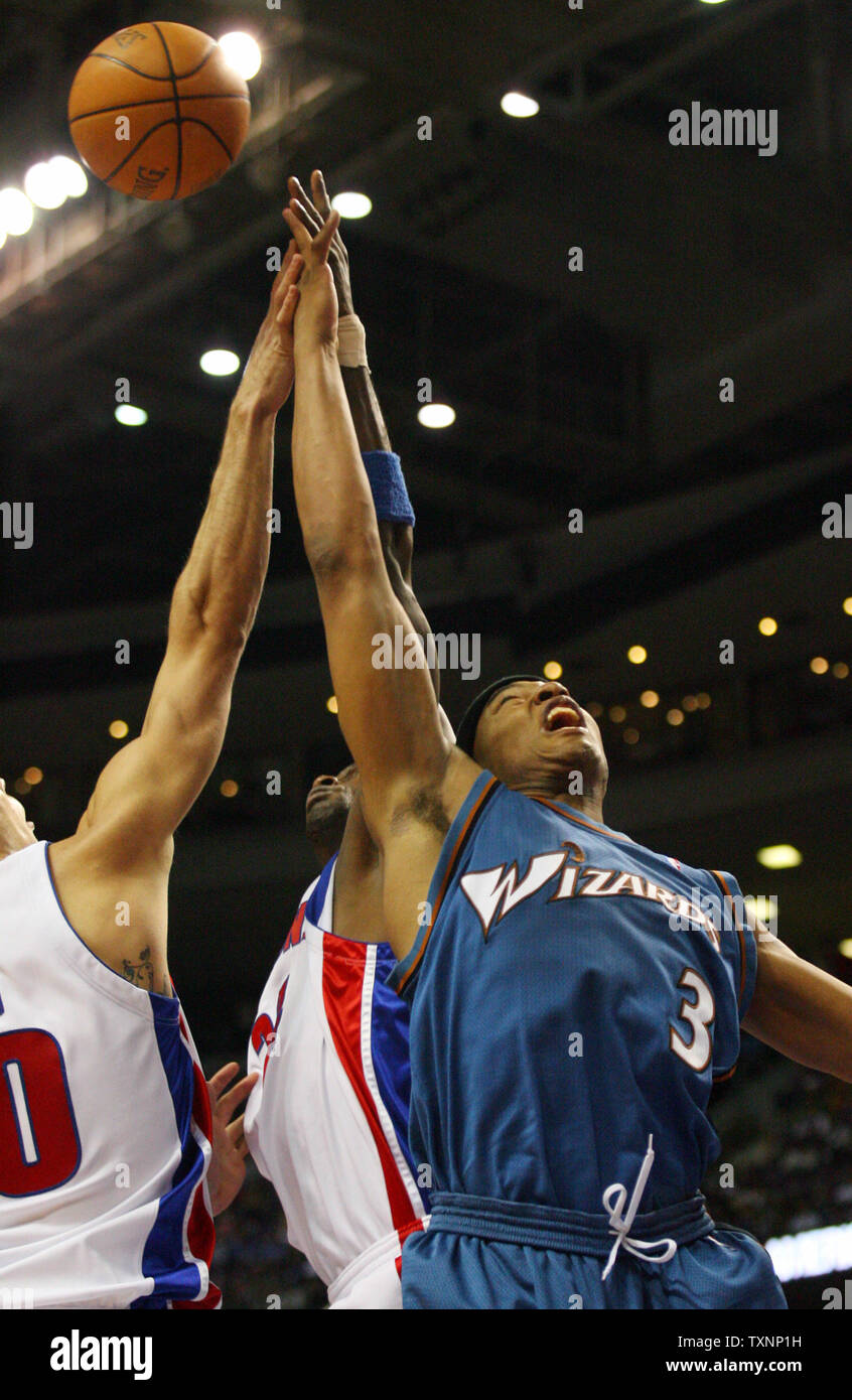 Washington Wizards avanti Caron Butler (3) raggiunge per un rimbalzo nel quarto trimestre contro i pistoni di Detroit al Palace di Auburn Hills in Auburn Hills, Mi on April 19, 2006. La Wizards ha sconfitto i pistoni 96-80. (UPI foto/Scott R. Galvin) Foto Stock