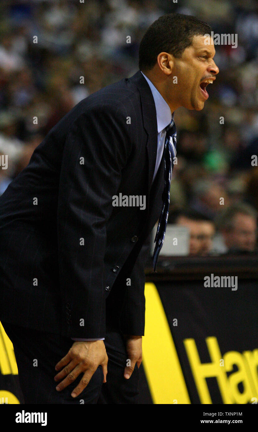 Washington Wizards coach Eddie Jordan grida ai suoi giocatori ont egli corte nel quarto trimestre al Palace di Auburn Hills in Auburn Hills, Mi on April 19, 2006. La Wizards ha sconfitto i pistoni 96-80. (UPI foto/Scott R. Galvin) Foto Stock
