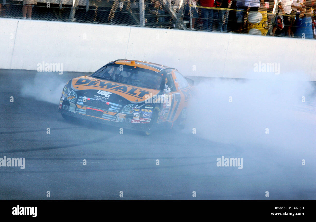 Driver di Nascar Matt Kenseth fuma i suoi pneumatici dopo aver vinto il GFS Marketplace 400 presso il Michigan International Speedway di Brooklyn, Michigan, il 20 agosto 2006. (UPI foto/Scott R. Galvin) Foto Stock