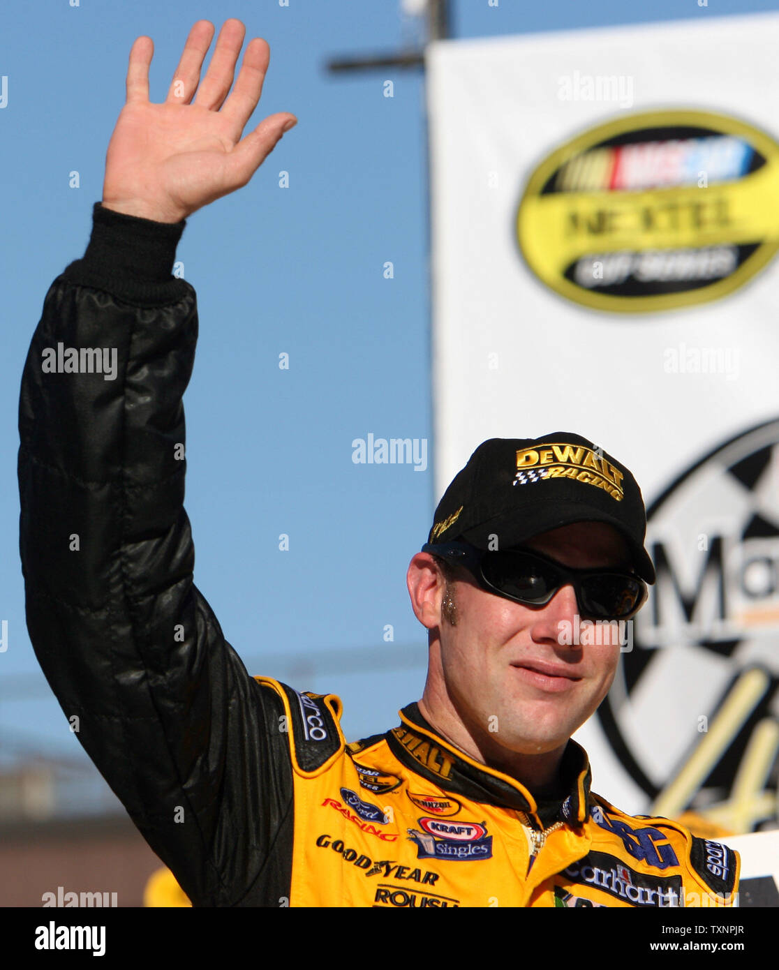 Driver di Nascar Matt Kenseth onde dopo aver vinto il GFS Marketplace 400 presso il Michigan International Speedway di Brooklyn, Michigan, il 20 agosto 2006. (UPI foto/Scott R. Galvin) Foto Stock