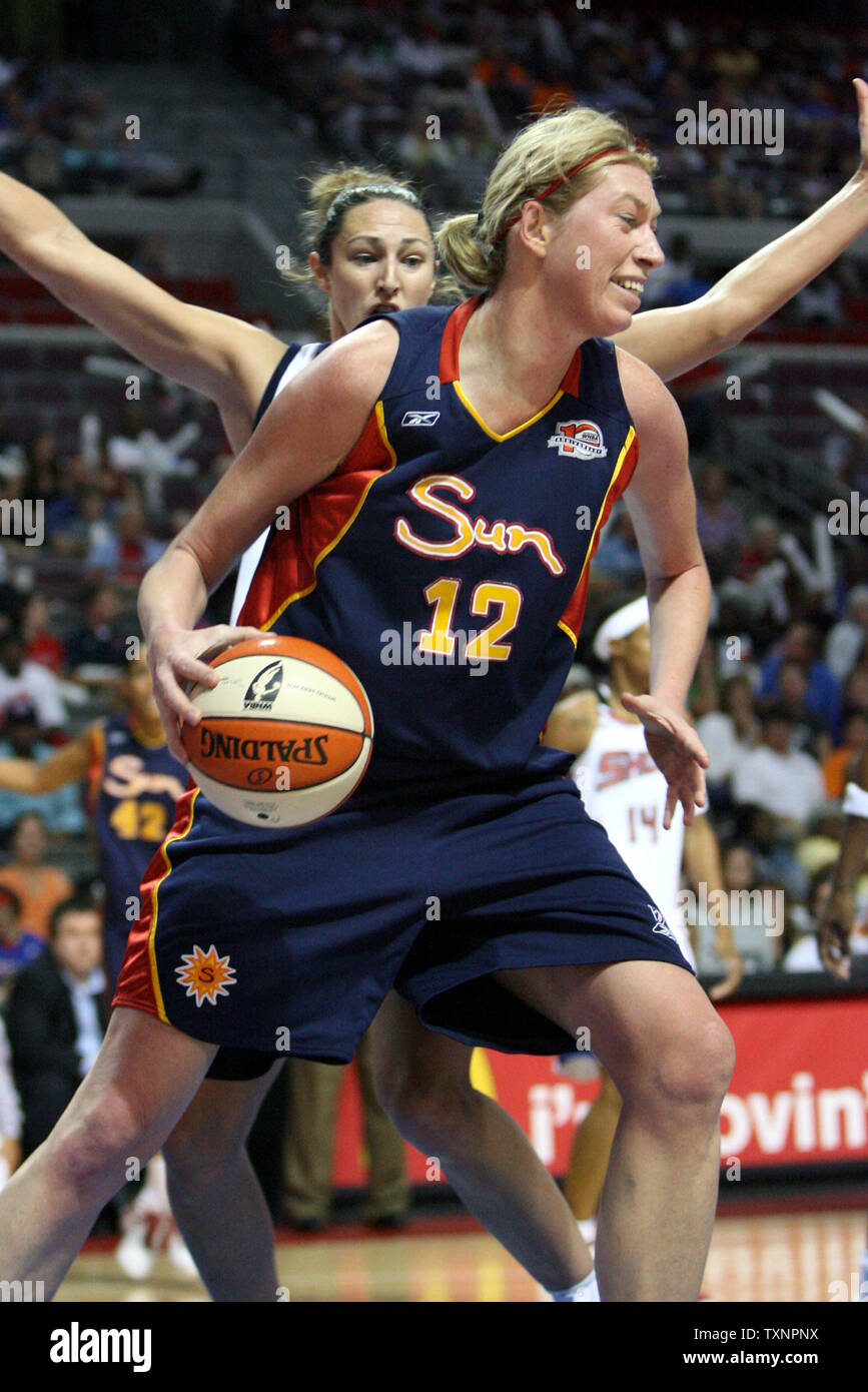 Connecticut Sun center di Margo Dydek (12) gira a prendere un colpo contro la Detroit Shock nel primo trimestre al Palace di Auburn Hills in Auburn Hills, Michigan, il 24 agosto 2006. Lo Shock batte il sole 70-59 nel gioco uno del secondo turno di playoff. (UPI foto/Scott R. Galvin) Foto Stock