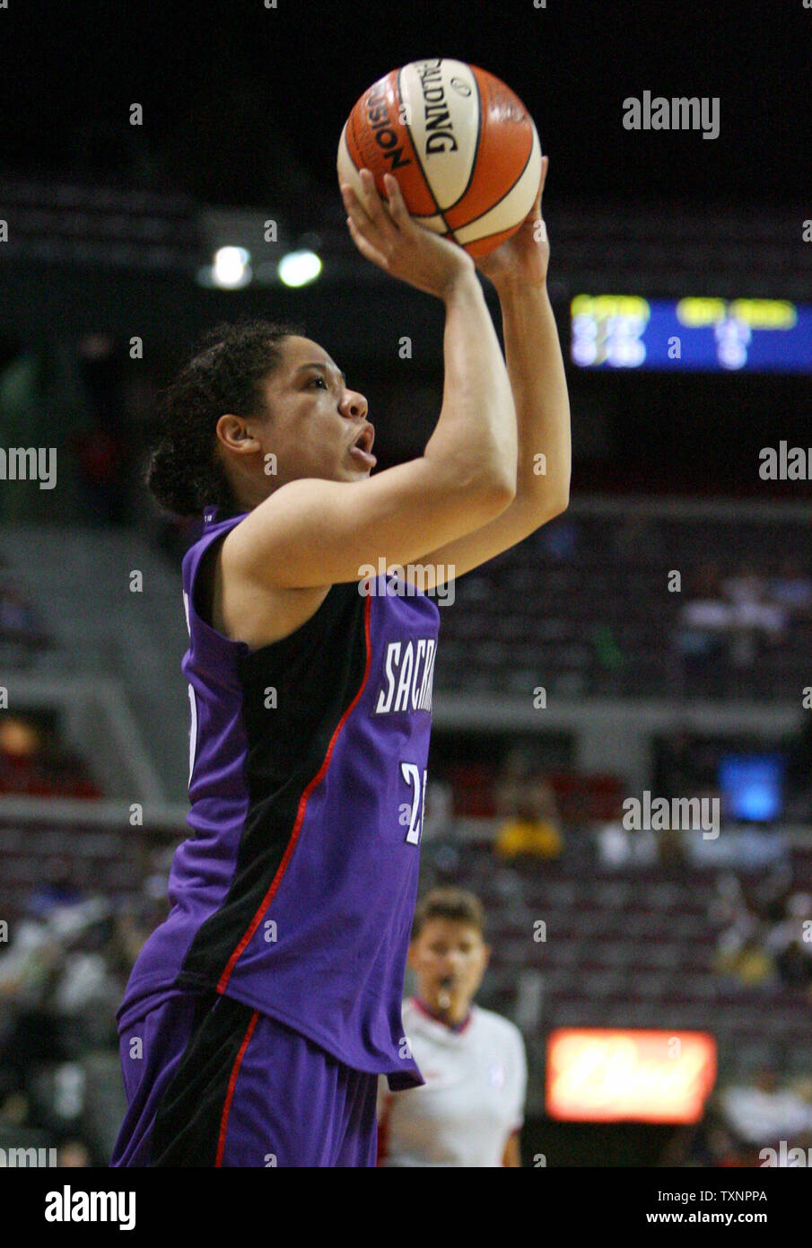 Sacramento di Monarchi guard Kara Lawson fa un tre-point shot nel quarto trimestre contro lo shock di Detroit al Palace di Auburn Hills in Auburn Hills, Michigan, il 30 agosto 2006. I monarchi sconfitto lo Shock 95-71 in gioco uno dei finali WNBA. (UPI foto/Scott R. Galvin) Foto Stock