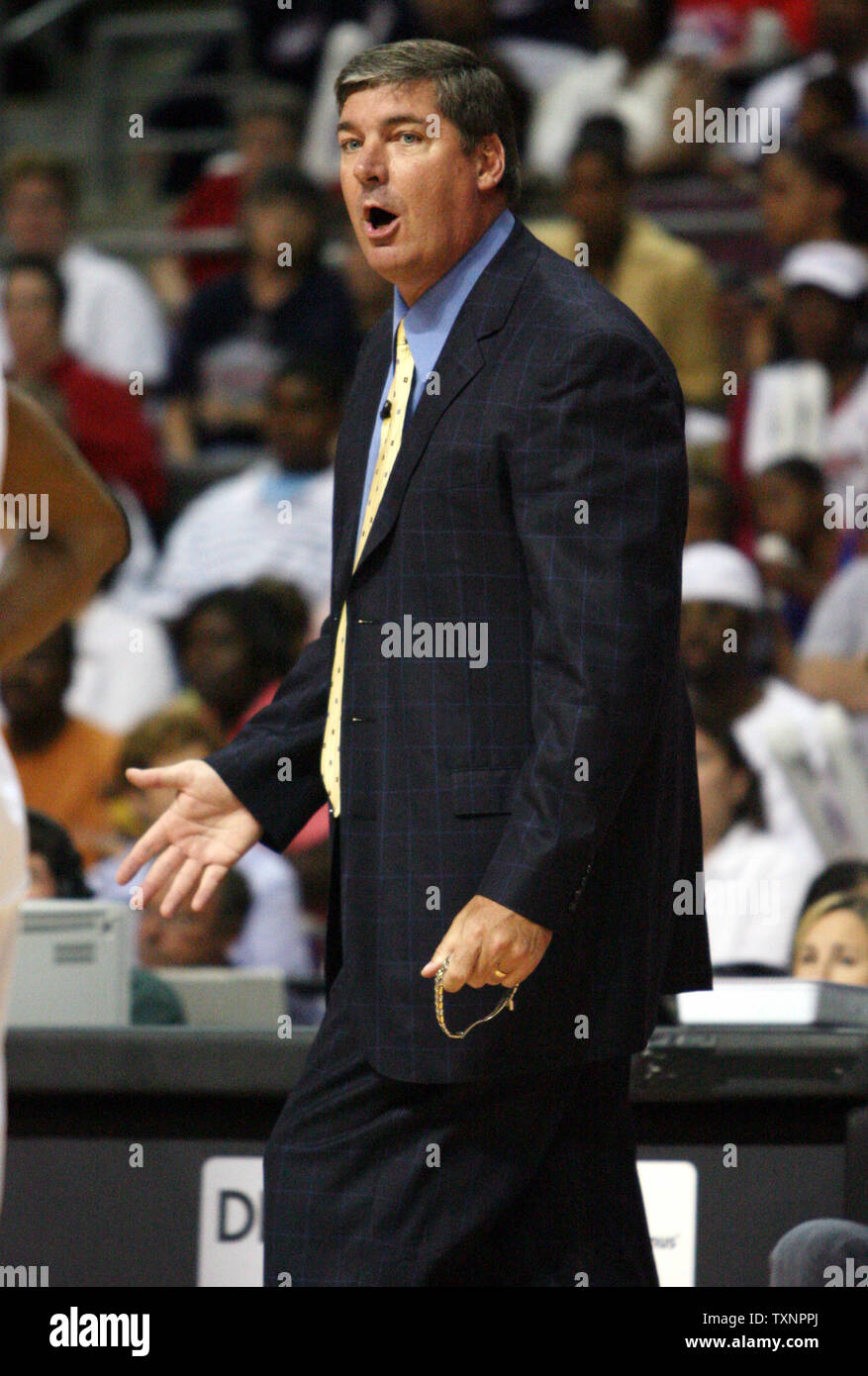 Shock di Detroit Coach Bill Laimbeer grida ai suoi giocatori durante il primo trimestre contro i monarchi di Sacramento al Palace di Auburn Hills in Auburn Hills, Michigan, il 30 agosto 2006. I monarchi sconfitto lo Shock 95-71 in gioco uno dei finali WNBA. (UPI foto/Scott R. Galvin) Foto Stock