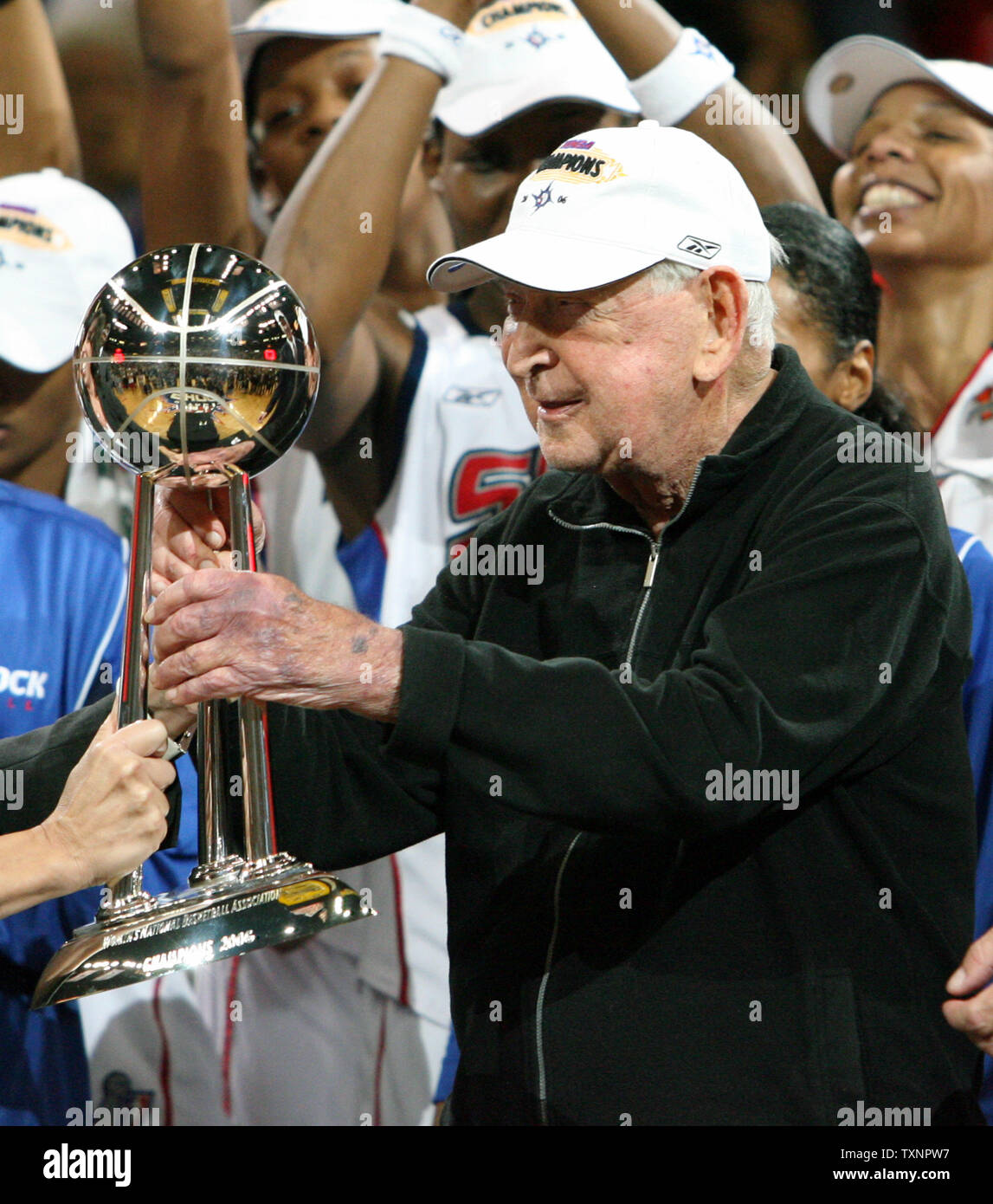 Shock di Detroit proprietario Bill Davidson riceve il 2006 WNBA Finals campionato trofeo dopo lo shock sconfitto il Sacramento di monarchi in gioco cinque della WNBA Finals alla Joe Louis Arena di Detroit, Michigan il 9 settembre 2006. Questo è stato lo shock della Seconda campionato, il primo è stato nel 2003. (UPI foto/Scott R. Galvin) Foto Stock