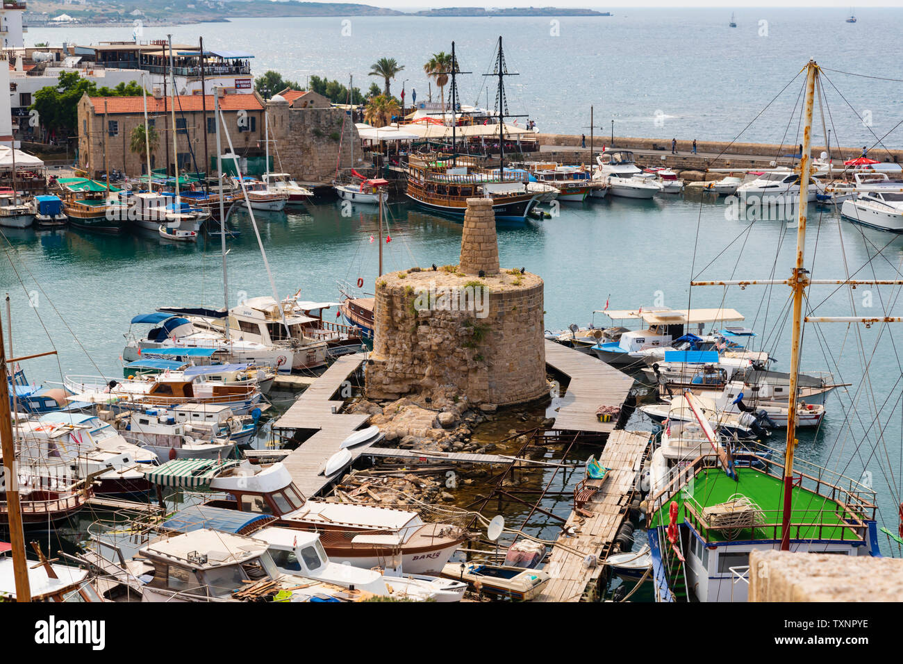 Kyrenia porto e ristoranti, Girne, Repubblica Turca di Cipro del Nord. Foto Stock
