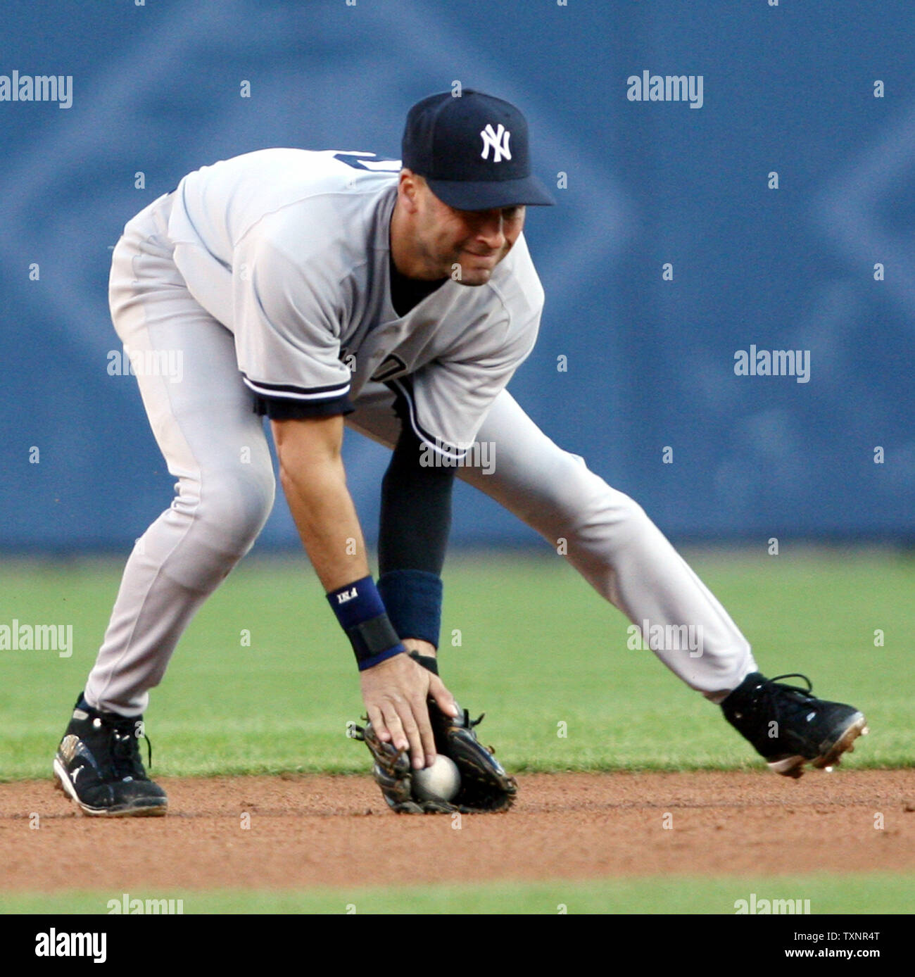 New York Yankees shorstop Derek Jeter campi la sfera per ottenere fuori Detroit Tigers' Curtis Granderson al primo nella sesta inning durante il gioco 4 della American League Division serie al Comerica Park di Detroit il 7 ottobre 2006. Le tigri hanno sconfitto gli Yankees 8-3 per avanzare alla American League Championship Series contro Oakland atletica. (UPI foto/Scott R. Galvin) Foto Stock