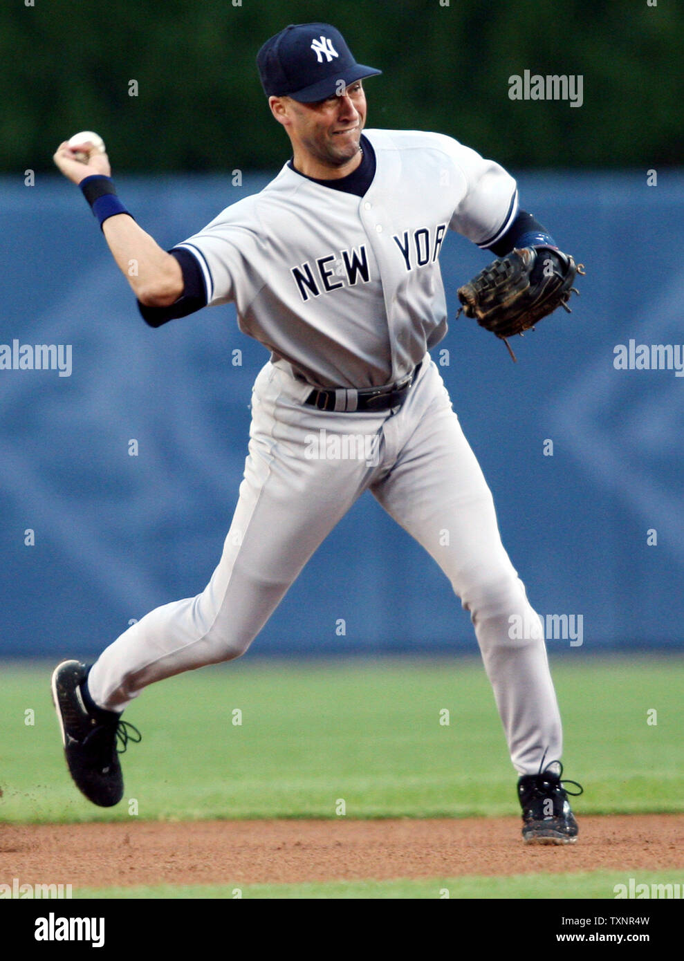 New York Yankees shorstop Derek Jeter lancia la palla per ottenere fuori Detroit Tigers' Curtis Granderson al primo nella sesta inning durante il gioco 4 della American League Division serie al Comerica Park di Detroit il 7 ottobre 2006. Le tigri hanno sconfitto gli Yankees 8-3 per avanzare alla American League Championship Series contro Oakland atletica. (UPI foto/Scott R. Galvin) Foto Stock
