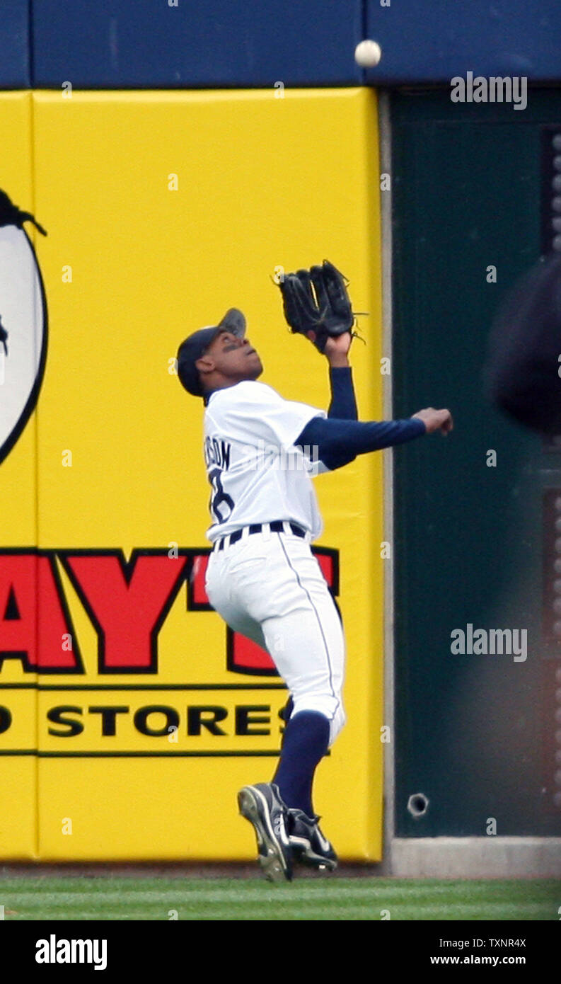 Detroit Tigers centerfielder Curtis Granderson le catture di una sfera di Mosca da Oakland Athletics' eric Chavez per il primo out del secondo inning durante il gioco 3 della American League campionato di serie a Comerica Park a Detroit il 13 ottobre 2006. (UPI foto/Scott R. Galvin) Foto Stock