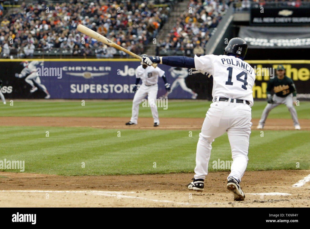Detroit Tigers' Placido Polanco (14) colpisce un singolo nel primo inning al cliente Curtis Granderson durante il gioco 3 della American League Championship Series contro Oakland atletica al Comerica Park di Detroit il 13 ottobre 2006. (UPI foto/Scott R. Galvin) Foto Stock