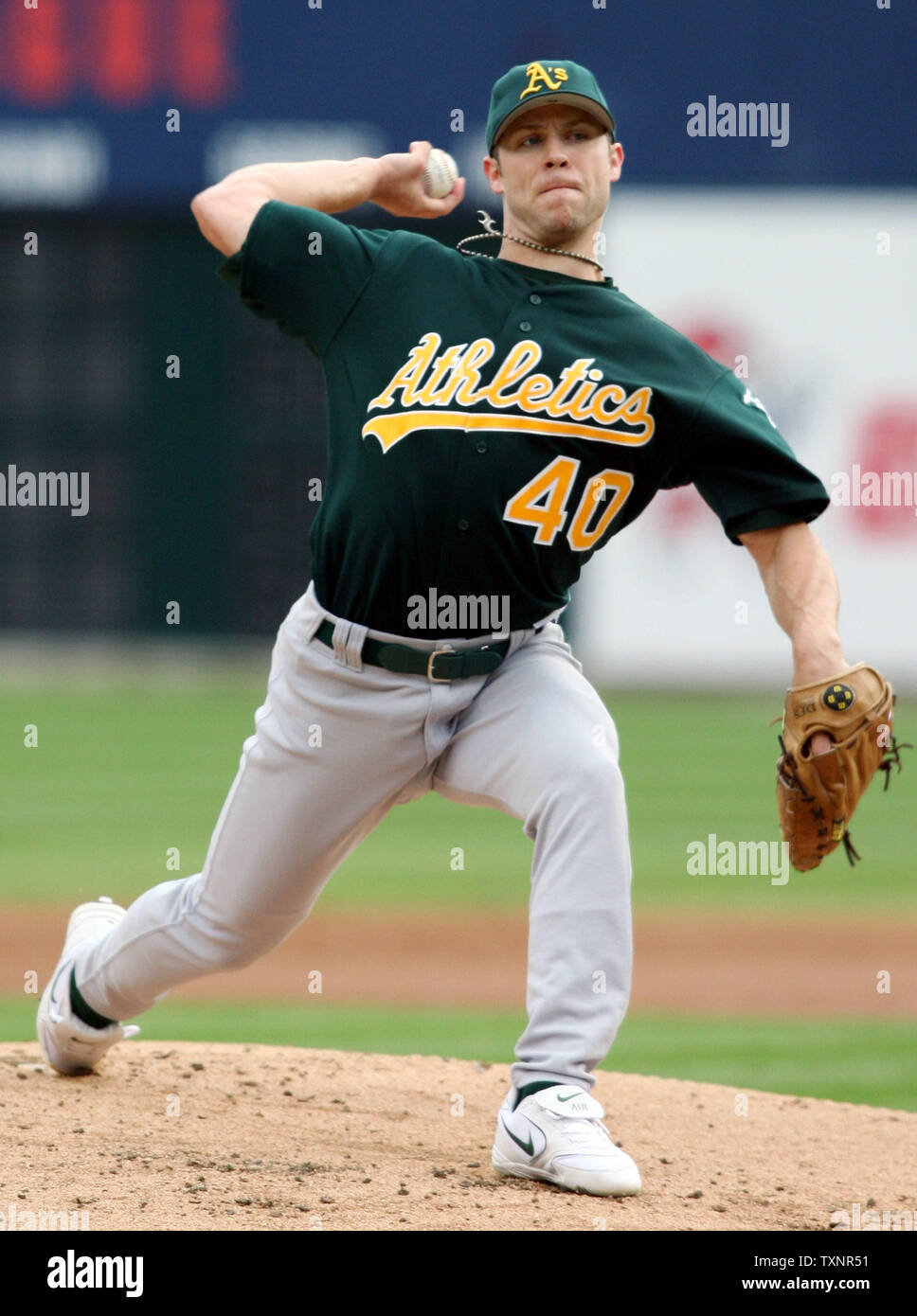 Oakland atletica a partire lanciatore ricca Harden getta a Detriot Tigers' Curtis Granderson nel primo inning di gioco 3 della American League campionato di serie a Comerica Park a Detroit il 13 ottobre 2006. (UPI foto/Scott R. Galvin) Foto Stock