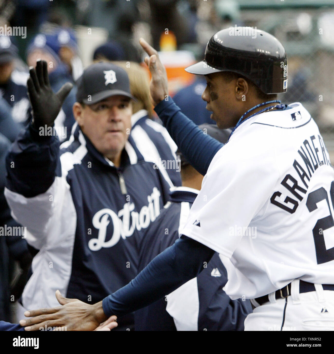 Detroit Tigers' Curtis Granderson (28) si congratula con i compagni di squadra dopo la rigatura delle Tigri' primo punto nel primo inning contro Oakland atletica in gioco 3 della American League campionato di serie a Comerica Park a Detroit il 13 ottobre 2006. Punteggio Granderson off di un singolo di Placido Polanco. (UPI foto/Scott R. Galvin) Foto Stock