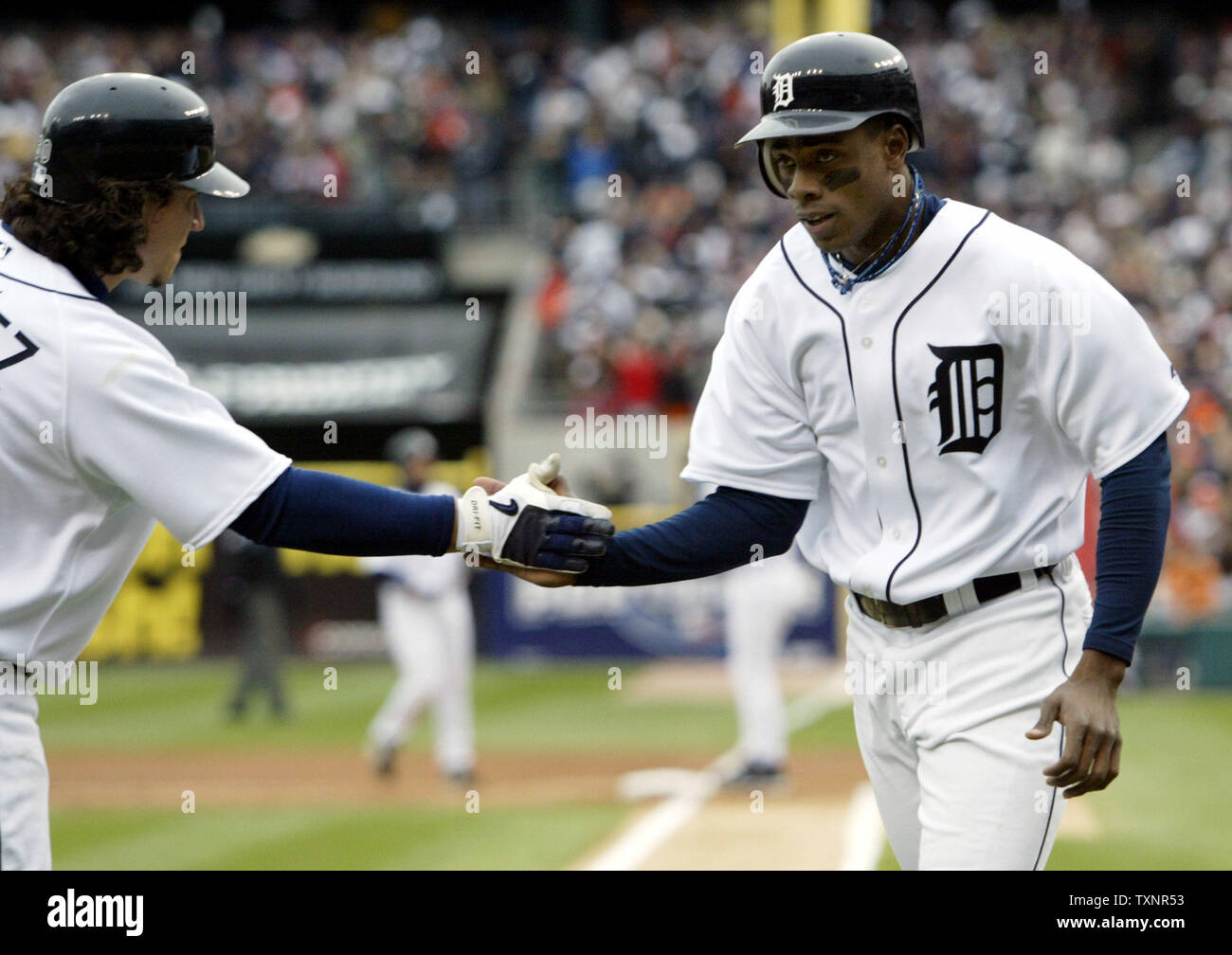Detroit Tigers' Curtis Granderson, destra, si congratula con il compagno di squadra Magglio Ordonez dopo la rigatura delle Tigri' prima eseguito durante il primo inning contro Oakland atletica in gioco 3 della American League campionato di serie a Comerica Park a Detroit il 13 ottobre 2006. Granderson ha segnato un unico da Placido Polanco. (UPI foto/Scott R. Galvin) Foto Stock