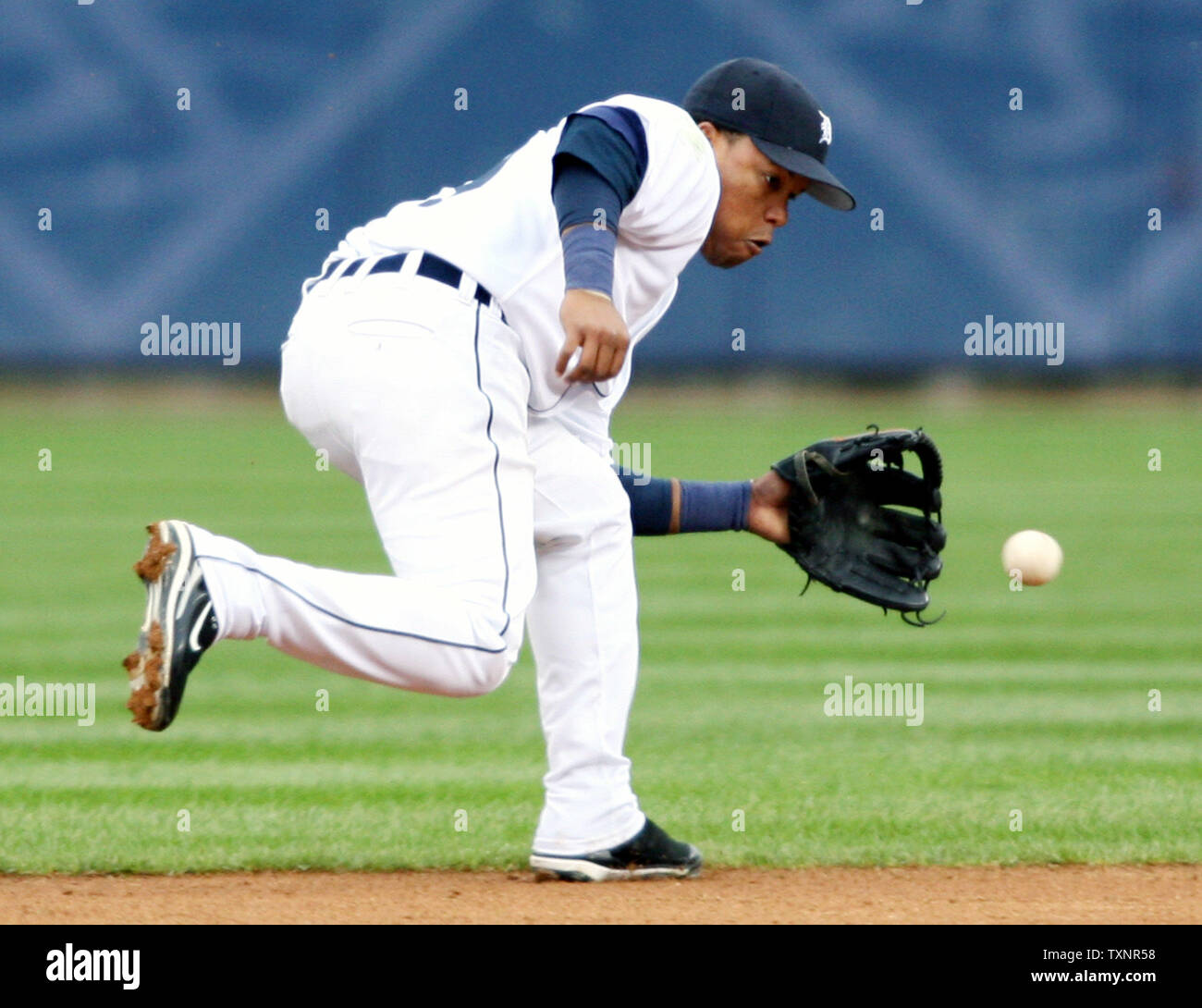Detroit Tigers interbase Ramon Santiago campi la sfera per ottenere l'atletismo de Oakland Jason Kendall per la prima fuori del terzo inning durante il gioco 3 della American League campionato di serie a Comerica Park a Detroit il 13 ottobre 2006. Le tigri hanno sconfitto l'Atletica 3-0. (UPI foto/Scott R. Galvin) Foto Stock