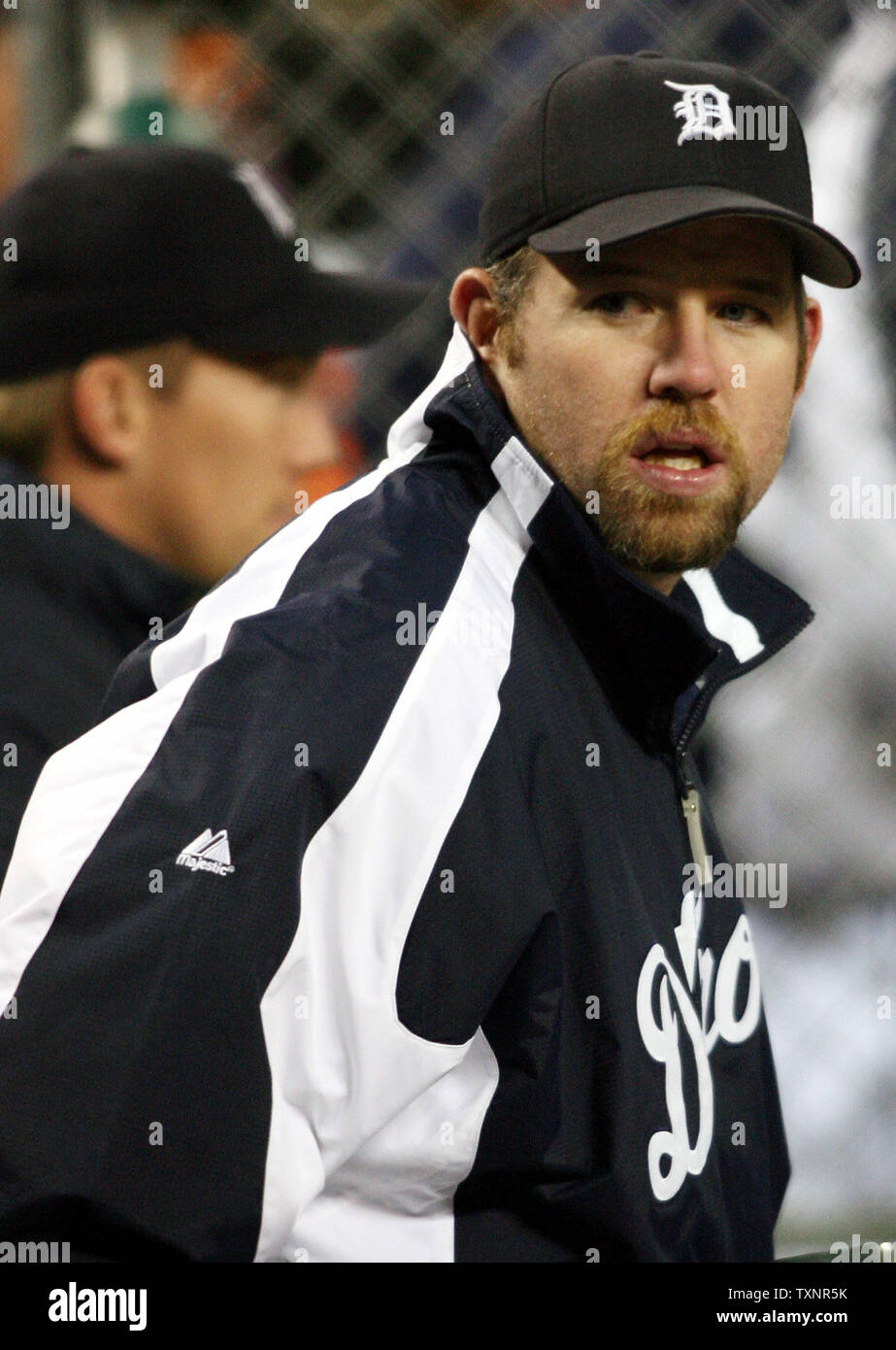 Detroit Tigers' Sean Casey guarda giù la piroga nell ottavo inning durante il gioco tre della American League Championship Series contro Oakland atletica al Comerica Park di Detroit il 13 ottobre 2006. Casey, un primo baseman, ferito suo muscolo del polpaccio mentre batting durante il gioco due il mercoledì e non giocare in gioco tre. Le tigri hanno sconfitto l'Atletica 3-0. (UPI foto/Scott R. Galvin) Foto Stock