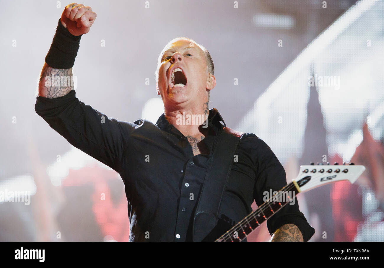 Heavy metal band Metallica headline Glastonbury Festival la fase della piramide. Glastonbury Festival of Contemporary Performing Arts è il più grande festival di musica nel Regno Unito, che attrae oltre 135.000 persone ogni a Pilton, Somerset. Foto Stock