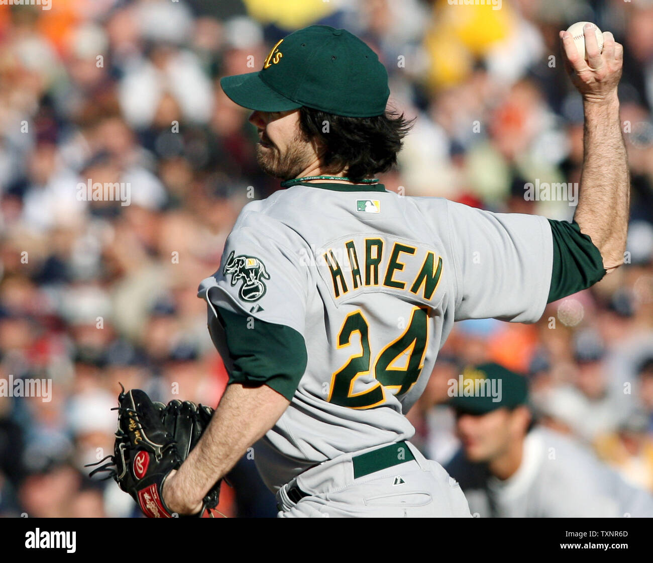 Oakland atletica a partire lanciatore Dan Haren (24) getta a Detroit Tigers' Curtis Granderson nel primo inning di gioco 4 della American League campionato di serie a Comerica Park a Detroit il 14 ottobre 2006. Le Tigri battere l atletica 6-3 per spazzare la serie e di anticipo per la World Series. (UPI foto/Scott R. Galvin) Foto Stock