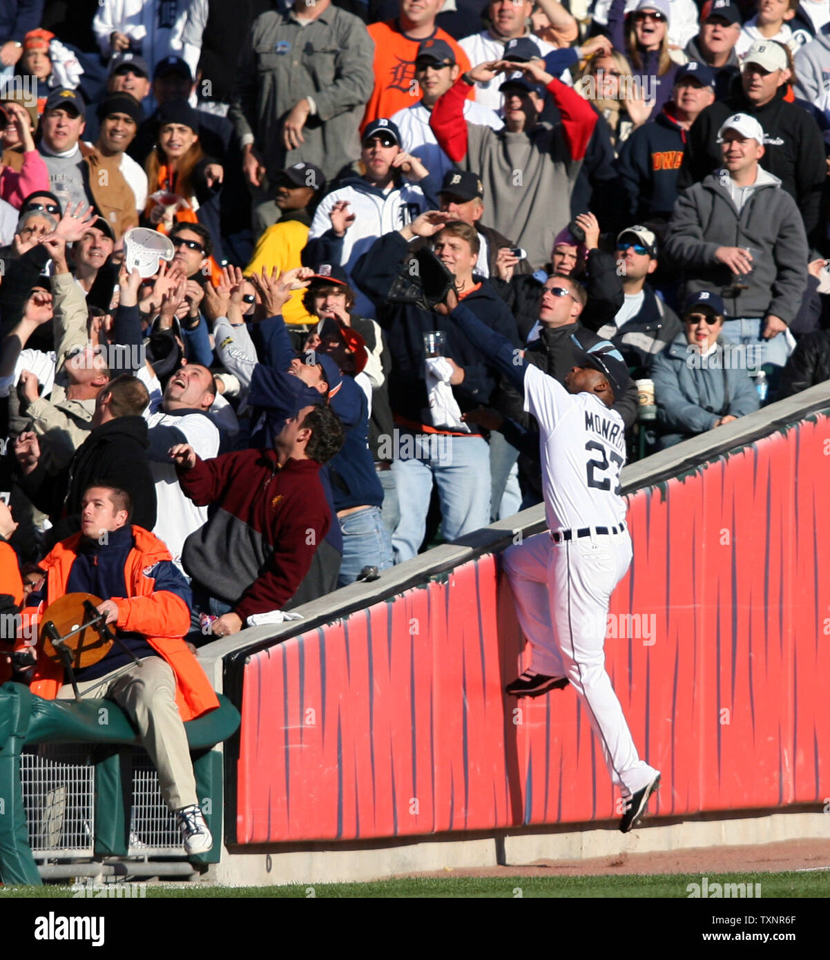 Detroit Tigers' sinistra fielder Craig Monroe (27) insegue un fallo palla colpita da Oakland Athletics' Milton Bradley in gabbie nel primo inning di gioco 4 della American League campionato di serie a Comerica Park a Detroit il 14 ottobre 2006. Lo sforzo è stato invano. Le Tigri battere l atletica 6-3 per spazzare la serie e di anticipo per la World Series. (UPI foto/Scott R. Galvin) Foto Stock