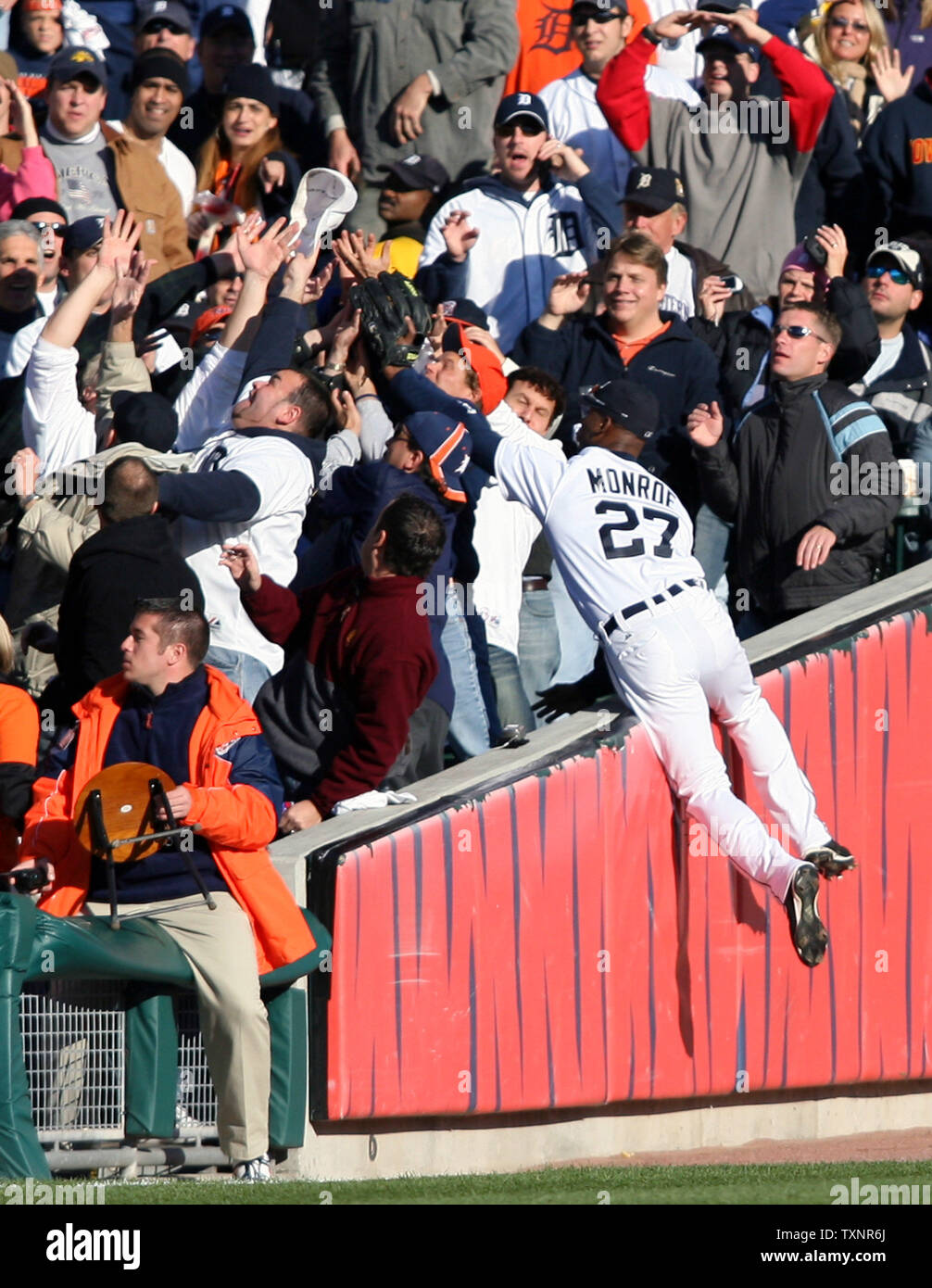 Detroit Tigers' sinistra fielder Craig Monroe (27) insegue un fallo palla colpita da Oakland Athletics' Milton Bradley in gabbie nel primo inning di gioco 4 della American League campionato di serie a Comerica Park a Detroit il 14 ottobre 2006. Lo sforzo è stato invano. Le Tigri battere l atletica 6-3 per spazzare la serie e di anticipo per la World Series. (UPI foto/Scott R. Galvin) Foto Stock