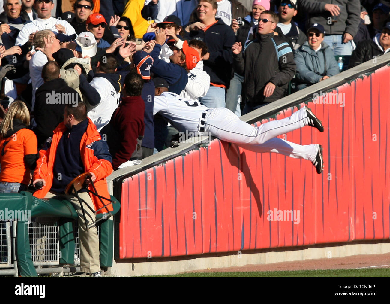 Detroit Tigers' sinistra fielder Craig Monroe (27) insegue un fallo palla colpita da Oakland Athletics' Milton Bradley in gabbie nel primo inning di gioco 4 della American League campionato di serie a Comerica Park a Detroit il 14 ottobre 2006. Lo sforzo è stato invano. Le Tigri battere l atletica 6-3 per spazzare la serie e di anticipo per la World Series. (UPI foto/Scott R. Galvin) Foto Stock