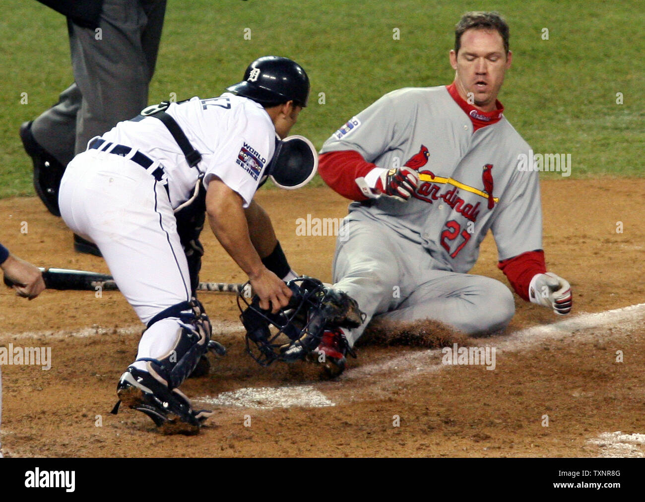 Louis Cardinals' Scott Rolen scorre in modo sicuro in home plate per battere il tag da Detroit Tigers catcher Ivan Rodriguez nella sesta inning durante il gioco uno della serie Mondiale al Comerica Park di Detroit il 21 ottobre 2006. Punteggio Rolen off di Juan Encarnacion doppio in Cardinali' 7-2 vittoria sul Tigri. (UPI foto/Scott R. Galvin) Foto Stock