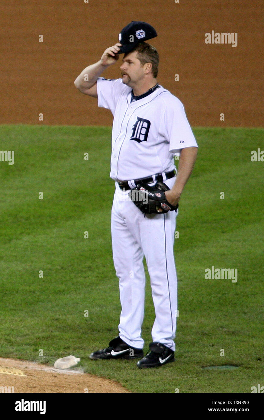 Detroit Tigers brocca Todd Jones regola il suo cappello prima di iniziare il nono inning contro il St. Louis Cardinals durante il gioco uno della serie Mondiale al Comerica Park di Detroit il 21 ottobre 2006. I Cardinali sconfitto le tigri 7-2. (UPI foto/Scott R. Galvin) Foto Stock