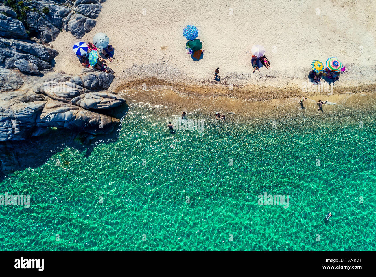 Vista superiore della Fava spiaggia di Vourvourou in Calcidica, Grecia. La fotografia aerea. Foto Stock