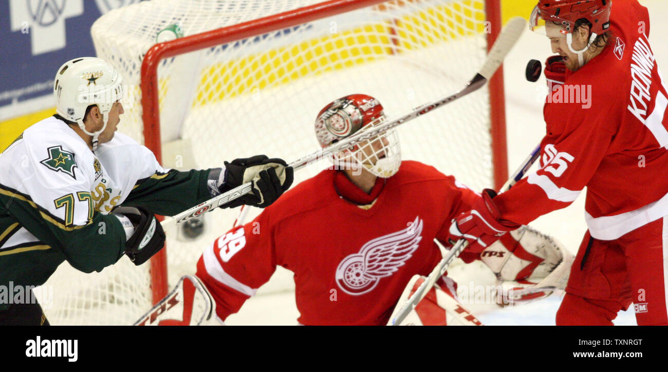 Dallas Stars ailier diritto Matteo Barnaby (77) raggiunge per il puck nella parte anteriore delle ali rosse di Detroit defenceman Niklas Kronwall (55) faccia nel secondo periodo alla Joe Louis Arena di Detroit il 27 novembre 2006. (UPI foto/Scott R. Galvin) Foto Stock