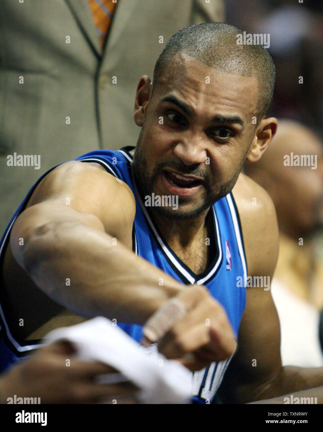 Orlando Magic guard Grant Hill gesti mentre parla con i tuoi compagni di squadra durante un timeout nel primo trimestre contro i pistoni di Detroit al Palace di Auburn Hills in Auburn Hills, Michigan, il 11 aprile 2007. (UPI foto/Scott R. Galvin) Foto Stock