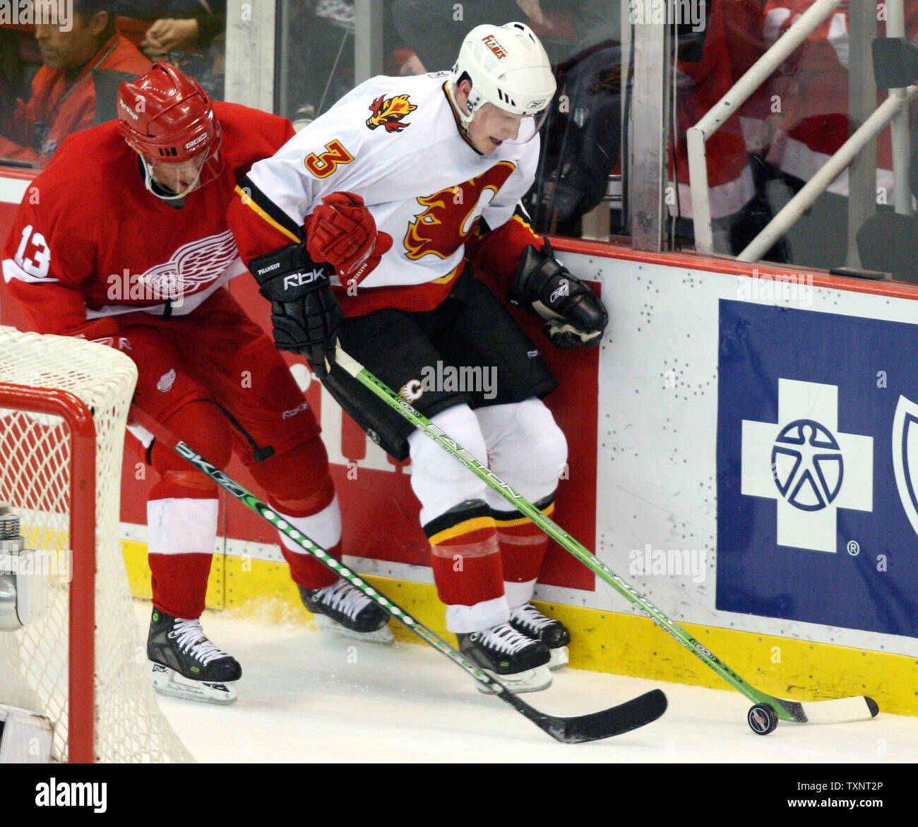 Ali rosse di Detroit center Pavel Datsyuk (13) della Russia detiene sul Calgary Flames defenceman Dion Phaneuf (3) come egli passa per il puck nel terzo periodo di gioco uno dei Western Conference quarti di finale alla Joe Louis Arena di Detroit il 12 aprile 2007. Il Red Wings sconfitto le fiamme 4-1. (UPI foto/Scott R. Galvin) Foto Stock